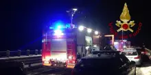 Notte di lavoro Vvf per spegnere rogo Tir in A1 su Appennino