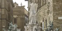 Si arrampica sulla Fontana del Nettuno a Firenze e provoca danni per 5mila euro