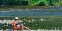Prende il sole in topless sul fiume, multata 'perch&eacute; si vedeva dal ponte'