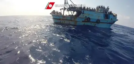 Barcone di migranti si ribalta, recuperati 10 cadaveri