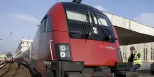 Trattore cade sulla linea del Brennero e viene investito da un treno