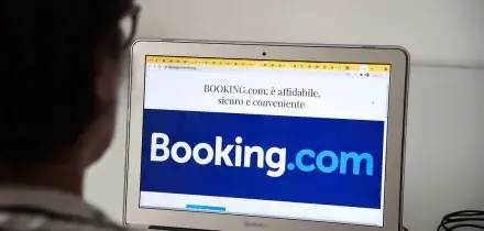 Booking.com hackerata, la piattaforma avvisa i clienti sulla fuga di dati