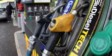 Benzina self in media a 1,782 euro al litro, gasolio a 2,143 euro