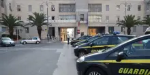 Incendiate auto della Guardia di finanza a Modica, un fermo