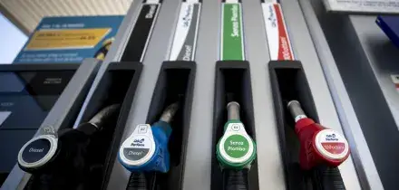 Benzina, 2025 chiude con prezzi in lieve calo, da domani gasolio pi&ugrave; caro