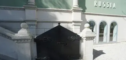 Caos sulla Russia alla Biennale, Giuli sfiducia la rappresentante del MiC, lei resiste