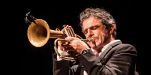 Le note della tromba di Paolo Fresu in carcere, show itinerante con Bergonzoni