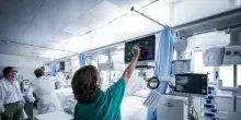 Morto in ospedale a Napoli il docente autore del post choc contro figlia Meloni