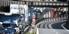 Chiuso tratto dell'A10 a Genova per un camion ribaltato