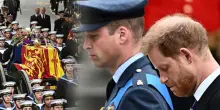 L'addio alla Regina, Elisabetta sepolta a Windsor con Filippo. Le lacrime dei sudditi e dei Reali