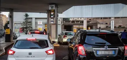 Sondaggio, 6 italiani su 10 temono di non trovare pi&ugrave; benzina