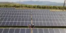 Operaio schiacciato da pannelli fotovoltaici, &egrave; grave
