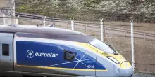 Eurostar esorta i passeggeri a non viaggiare, gravi disagi nel tunnel della Manica