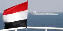 Scontro a fuoco tra nave cargo e piccola imbarcazione al largo della costa yemenita