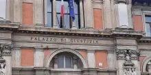 Bimbi tirati per i capelli o bloccati sui banchi, maestra a processo