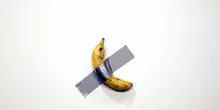 Rubata la banana di Cattelan nel museo Pompidou di Metz, denunciato il furto
