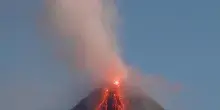 Il Monte Mayon si risveglia, emesse grandi quantit&agrave; di cenere
