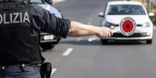 Un'auto in fuga dalla polizia investe due ragazzine a Ostia, sono rimaste ferite