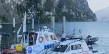 Si tuffa dal pedal&ograve; e rischia di annegare, 16enne in condizioni disperate