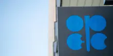 Opec+ valuta nuovo aumento produzione, petrolio perde oltre 1%