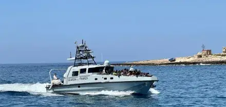 Migranti: neonata morta per ipotermia a Lampedusa dopo lo sbarco