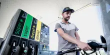 Carburanti ancora in calo, benzina self service a 1,734 euro