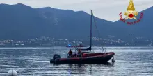 Giovane si tuffa senza riemergere nel lago Maggiore