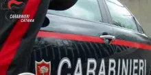 Genitori in caserma per denunciarlo, appicca fuoco a casa