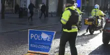A Belfast veicoli in fiamme e strade bloccate da manifestanti