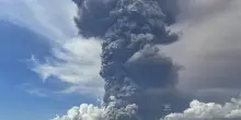Erutta vulcano in Indonesia, colonna di cenere di 10 chilometri