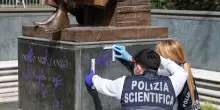 Uomo trovato morto vicino alla statua di Montanelli in centro a Milano