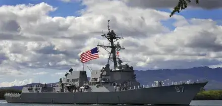 Sale la tensione con l'Iran, almeno 10 navi Usa nell'area. Teheran: 'Abbiamo 1.000 nuovi droni'