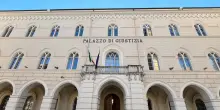 Maltratt&ograve; e abbandon&ograve; genitori e sorella, condannato a 15 anni