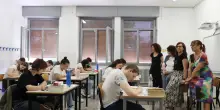 A Bergamo un prof salva uno studente che in classe si stava buttando dalla finestra