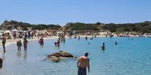 Spiaggia Villasimius si cambia, ok a un ombrellone per famiglia o gruppo