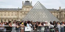 Rapina al Louvre all'apertura, polizia e ministra sul posto