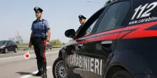 Auto fuori controllo investe 5 giovani, lievi contusioni