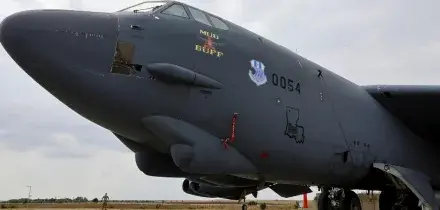 'B-52 precipitato poco dopo il decollo alla base di Edwards, in California'