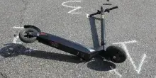 Monopattino contro auto a Milano, morto passeggero di 19 anni