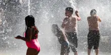 I 10 consigli degli esperti per proteggere i bambini dal caldo