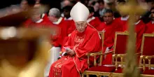 Il cardinale Ruini in condizioni critiche, &egrave; curato a casa