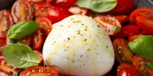 La produzione di mozzarella di bufala dop cresce, ma a tavola &egrave; burratina-mania