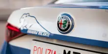 Aggredisce la moglie e si chiude in casa, la figlia chiama la polizia