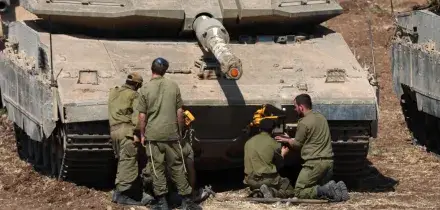 Nuova foto shock, soldato Idf mette una sigaretta in bocca a statua di Maria