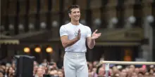Roberto Bolle porta Il ballo in bianco a Torino, grande lezione di danza en plein air
