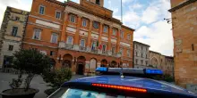 Grave dopo essere caduto dal tettino di una minicar, salito 'per gioco'