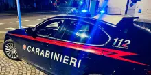 Picchia la compagna davanti alla bimba di 9 mesi, arrestato