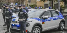 A Napoli rapinatore arrestato dopo inseguimento, feriti due agenti e un turista