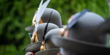 Barattoli di vetro buttati su un gruppo di alpini nel centro storico di Genova