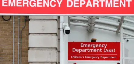 Focolaio di meningite 'senza precedenti' in Gran Bretagna, i casi sono saliti a 27